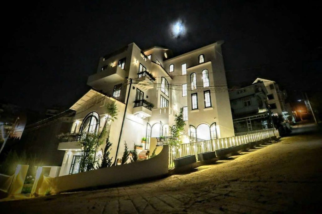 Góc hắt sáng LED viền trần giật cấp Homestay Đà Lạt