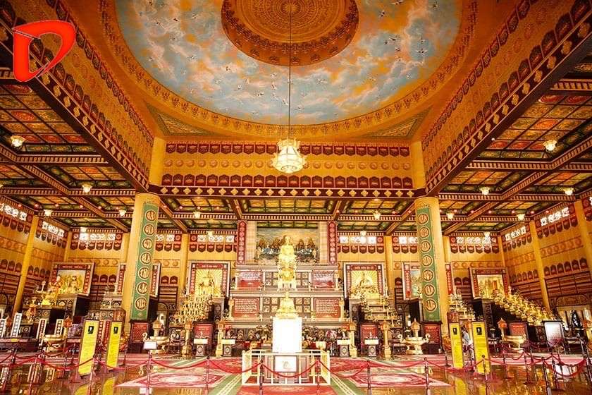 Đèn chùm sang trọng khu vực sảnh Đại Nam