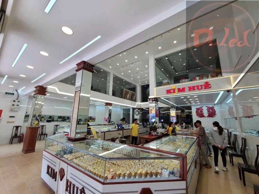 Không gian ánh sáng vàng kim sang trọng tủ kính trang sức